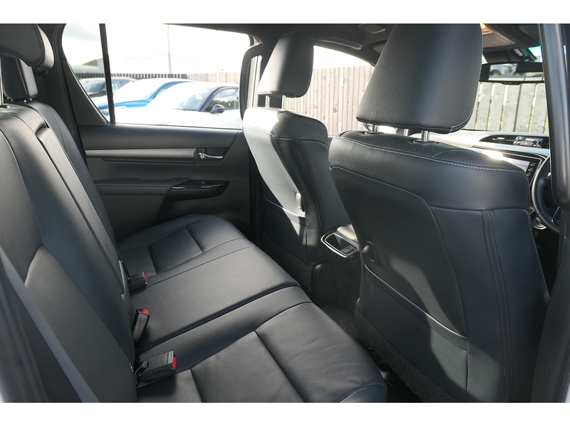 Toyota 2.8 D-4D Invincible X Pickup Double Cab 4dr Diesel Auto 4WD Euro 6 (s/s) (204 ps)