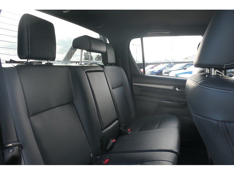 Toyota 2.8 D-4D Invincible X Pickup Double Cab 4dr Diesel Auto 4WD Euro 6 (s/s) (204 ps)