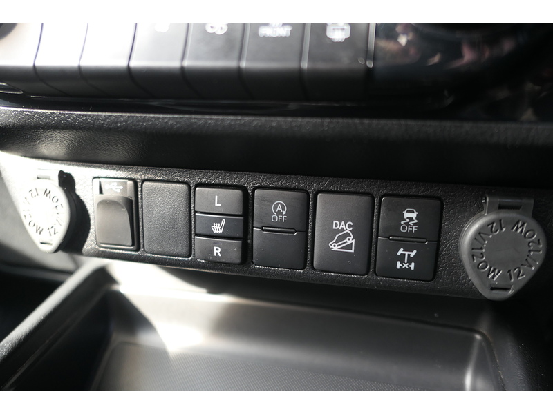 Toyota 2.8 D-4D Invincible X Pickup Double Cab 4dr Diesel Auto 4WD Euro 6 (s/s) (204 ps)