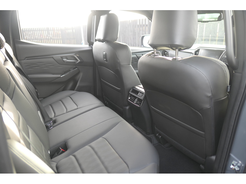 Isuzu 1.9 TD V-Cross Steel Edition Pickup Double Cab 4dr Diesel Auto 4WD Euro 6 (s/s) (164 ps)