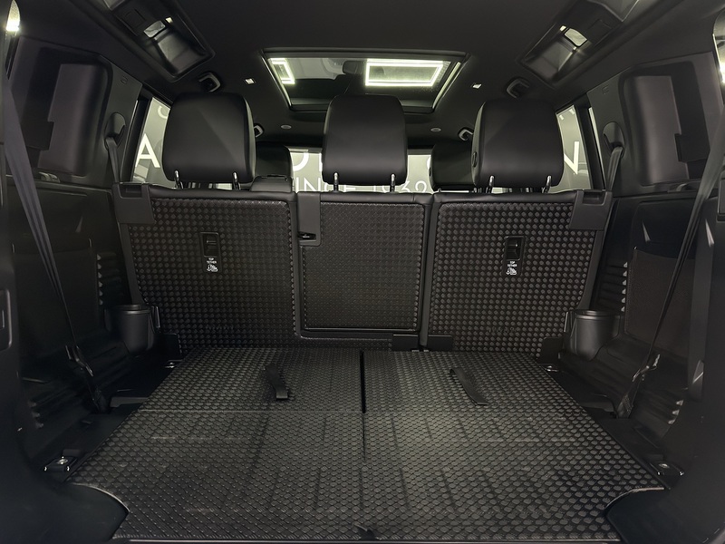 Land Rover 3.0 D300 MHEV X-Dynamic SE SUV 5dr Diesel Auto 4WD Euro 6 (s/s) (300 ps)