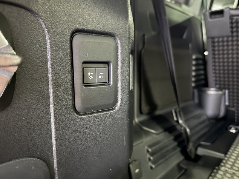 Land Rover 3.0 D300 MHEV X-Dynamic SE SUV 5dr Diesel Auto 4WD Euro 6 (s/s) (300 ps)