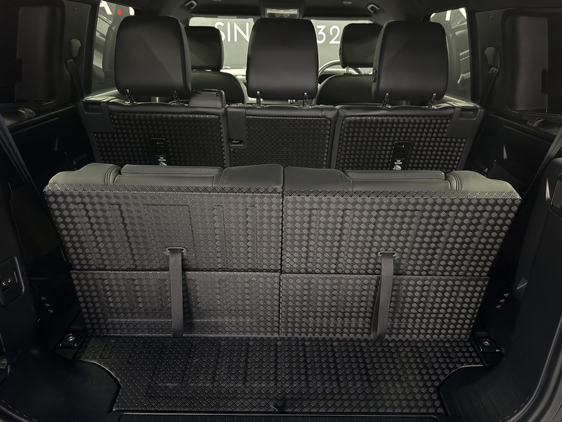 Land Rover 3.0 D300 MHEV X-Dynamic SE SUV 5dr Diesel Auto 4WD Euro 6 (s/s) (300 ps)