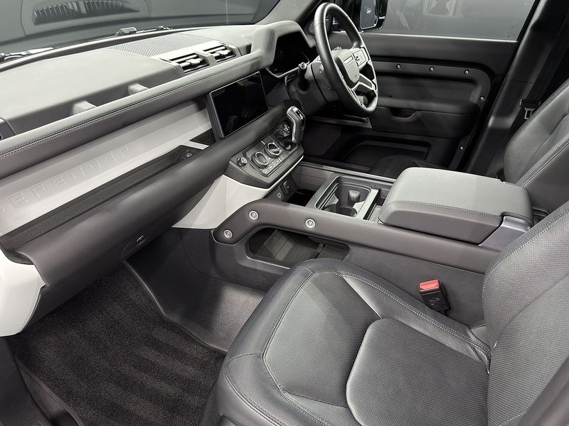 Land Rover 3.0 D300 MHEV X-Dynamic SE SUV 5dr Diesel Auto 4WD Euro 6 (s/s) (300 ps)