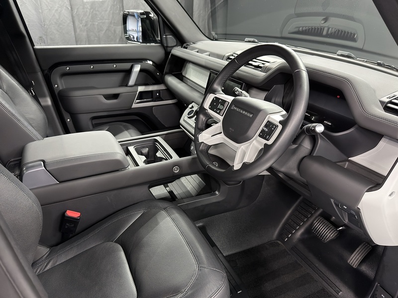 Land Rover 3.0 D300 MHEV X-Dynamic SE SUV 5dr Diesel Auto 4WD Euro 6 (s/s) (300 ps)