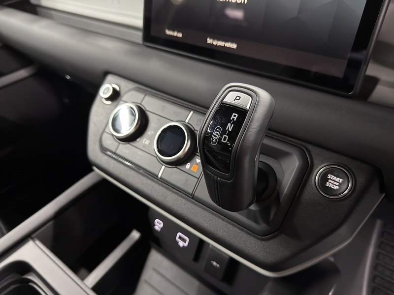 Land Rover 3.0 D300 MHEV X-Dynamic SE SUV 5dr Diesel Auto 4WD Euro 6 (s/s) (300 ps)