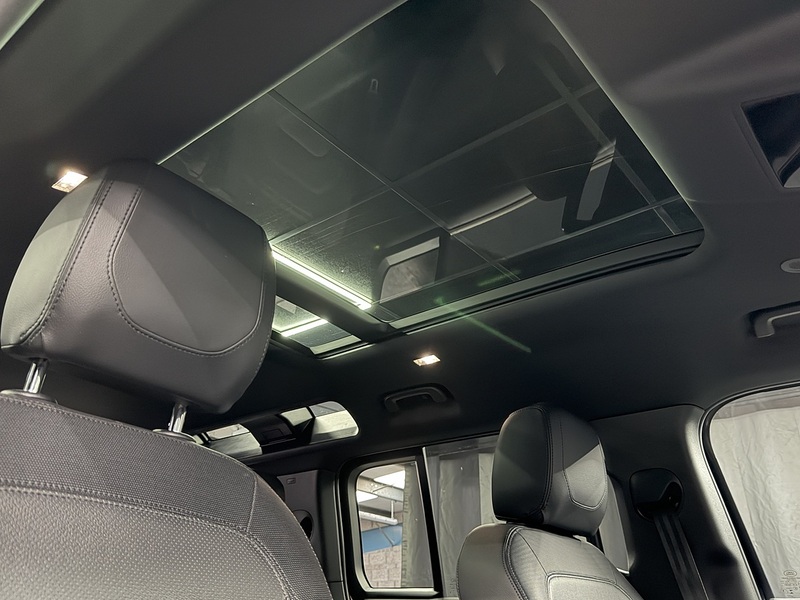 Land Rover 3.0 D300 MHEV X-Dynamic SE SUV 5dr Diesel Auto 4WD Euro 6 (s/s) (300 ps)