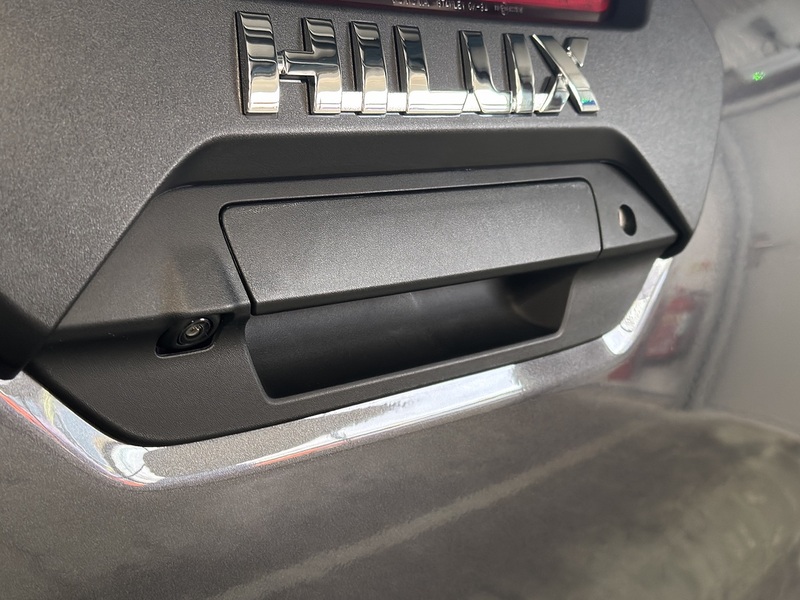 Toyota 2.8 D-4D-h Invincible X Pickup 4dr Diesel Hybrid Auto 4WD Euro 6 (204 ps)