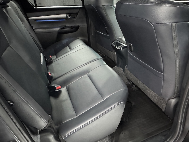 Toyota 2.8 D-4D-h Invincible X Pickup 4dr Diesel Hybrid Auto 4WD Euro 6 (204 ps)