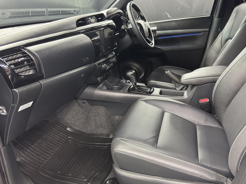 Toyota 2.8 D-4D-h Invincible X Pickup 4dr Diesel Hybrid Auto 4WD Euro 6 (204 ps)