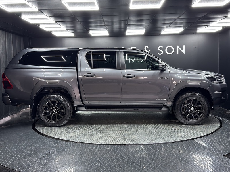 Toyota 2.8 D-4D-h Invincible X Pickup 4dr Diesel Hybrid Auto 4WD Euro 6 (204 ps)