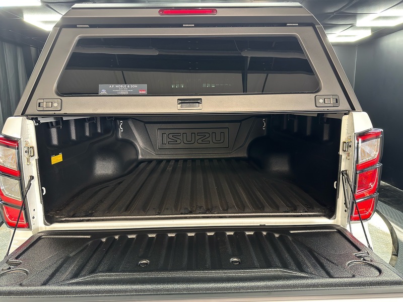 Isuzu 1.9 TD V-Cross Commercial Pickup 4dr Diesel Auto 4WD Euro 6 (s/s) (164 ps)