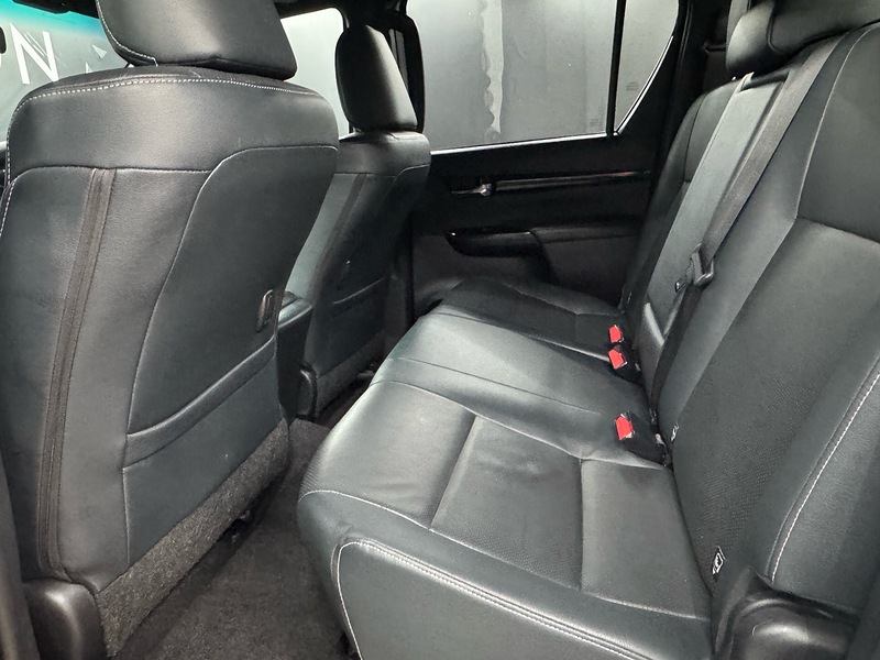Toyota 2.4 D-4D Invincible X Pickup Double Cab 4dr Diesel Auto 4WD Euro 6 (TSS, 3.5t) (150 ps)