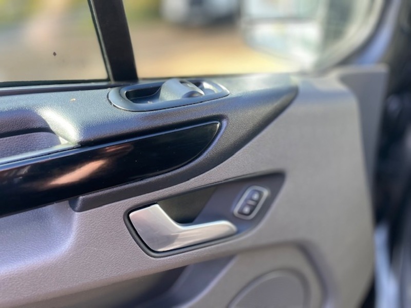 Ford Transit Custom 300 Limited Sport Pack - U650