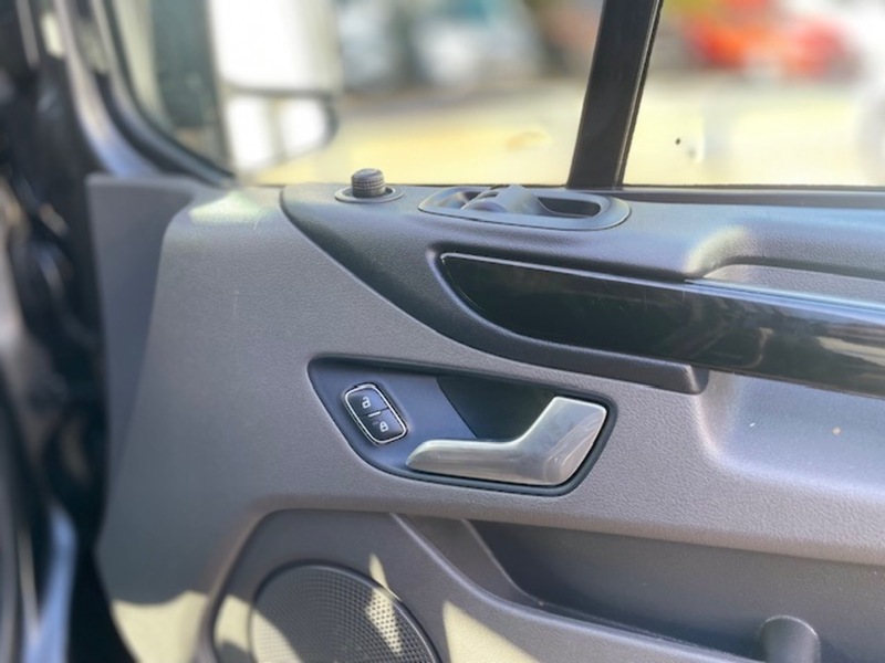 Ford Transit Custom 300 Limited Sport Pack - U650