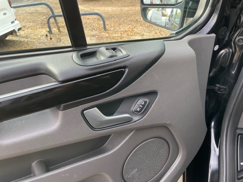 Ford Transit Custom 300 Limited Sport Pack - U652