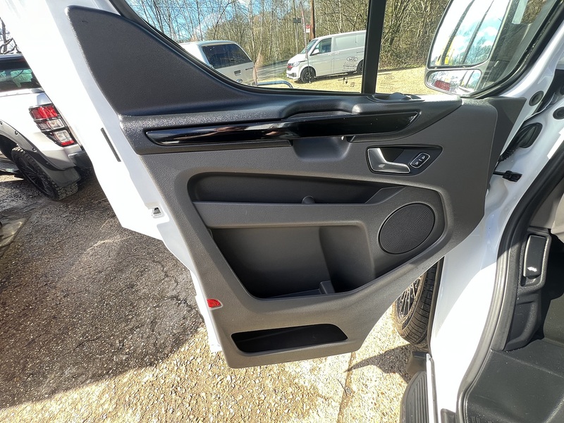 Ford Transit Custom 300 Limited Sport Pack - U732