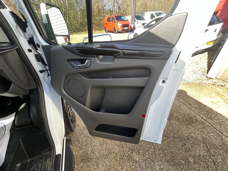 Ford Transit Custom 300 Limited Sport Pack - U732