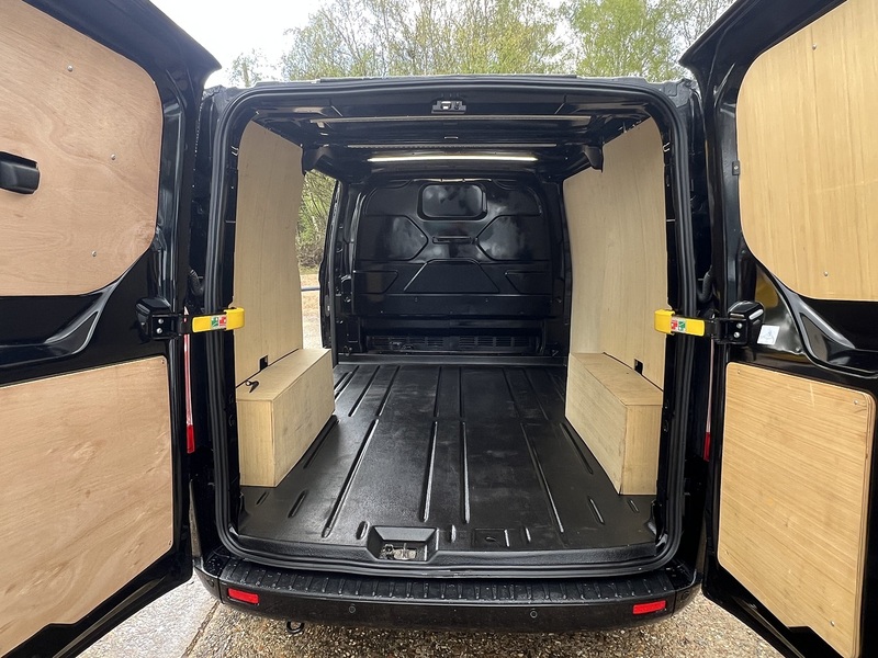 Ford Transit Custom 300 Limited Sport Pack - U758