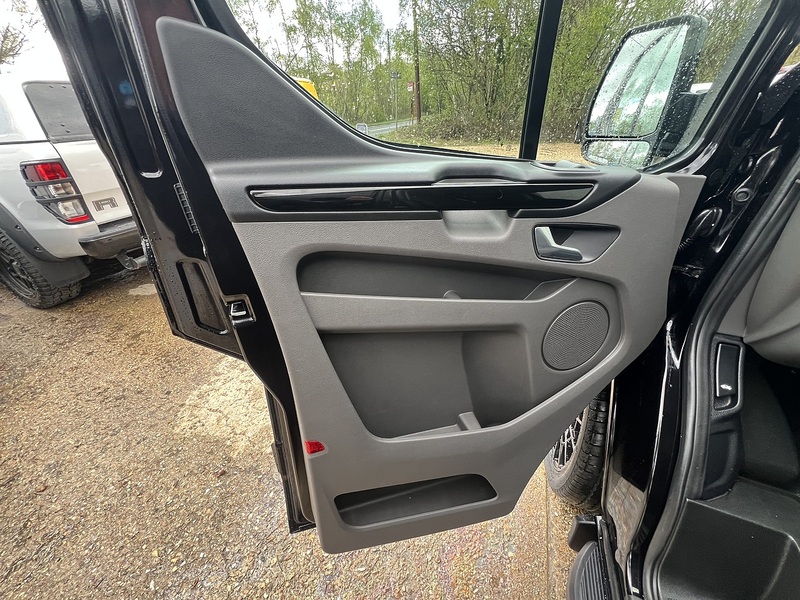 Ford Transit Custom 300 Limited Sport Pack - U758