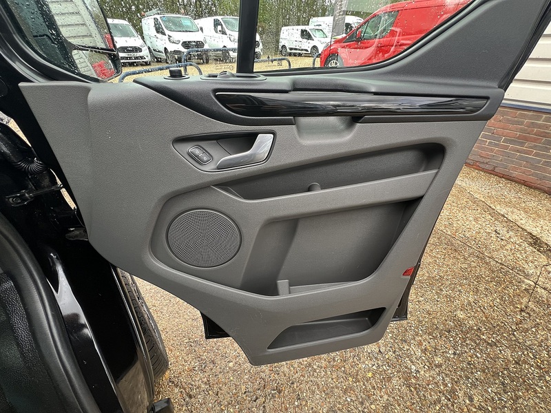 Ford Transit Custom 300 Limited Sport Pack - U758