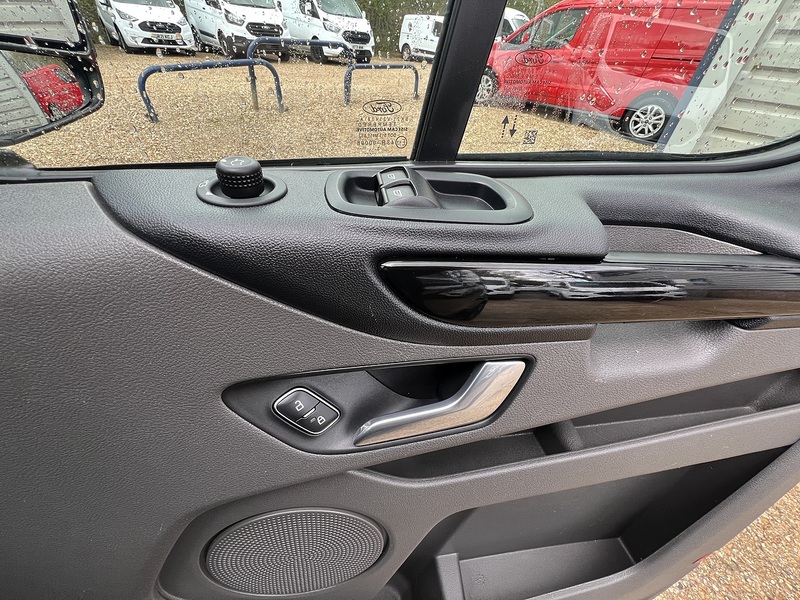 Ford Transit Custom 300 Limited Sport Pack - U758