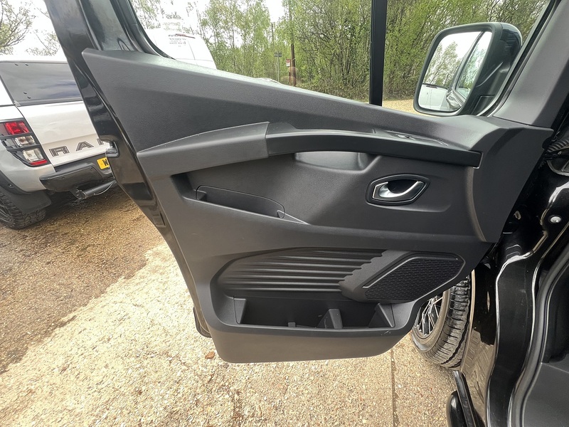 Renault Trafic dCi Blue SL28 Sport Pack Fitted - U760