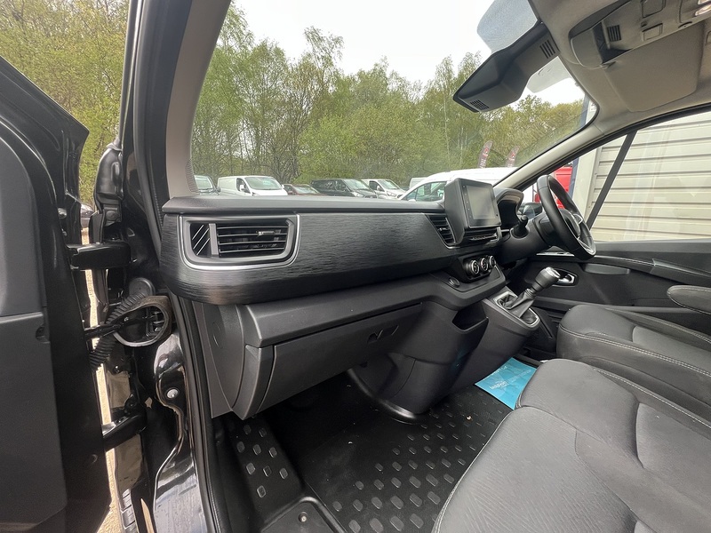 Renault Trafic dCi Blue SL28 Sport Pack Fitted - U760