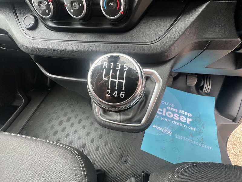 Renault Trafic dCi Blue SL28 Sport Pack Fitted - U760