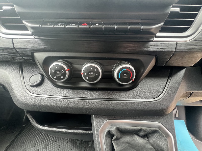 Renault Trafic dCi Blue SL28 Sport Pack Fitted - U760