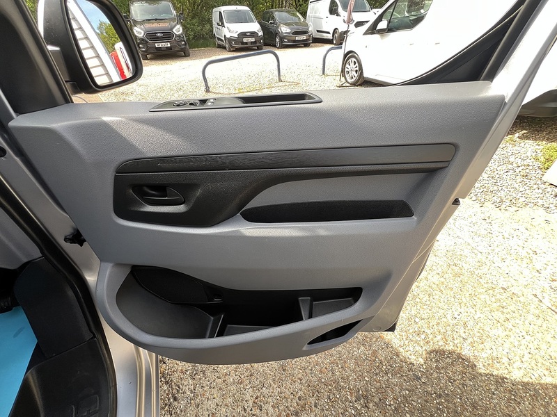 Vauxhall Vivaro Turbo D 2900 Sportive - U774