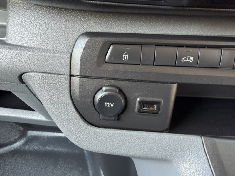 Vauxhall Vivaro Turbo D 2700 Sportive - U832