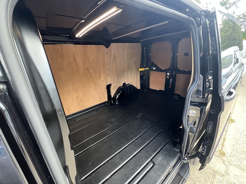 Ford Transit Custom 300 Limited Sport Pack - U852