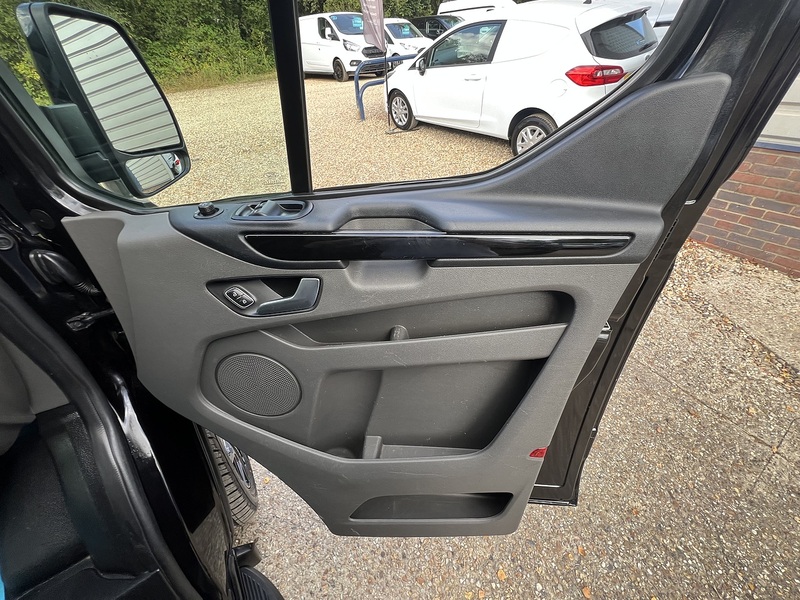 Ford Transit Custom 300 Limited Sport Pack - U852