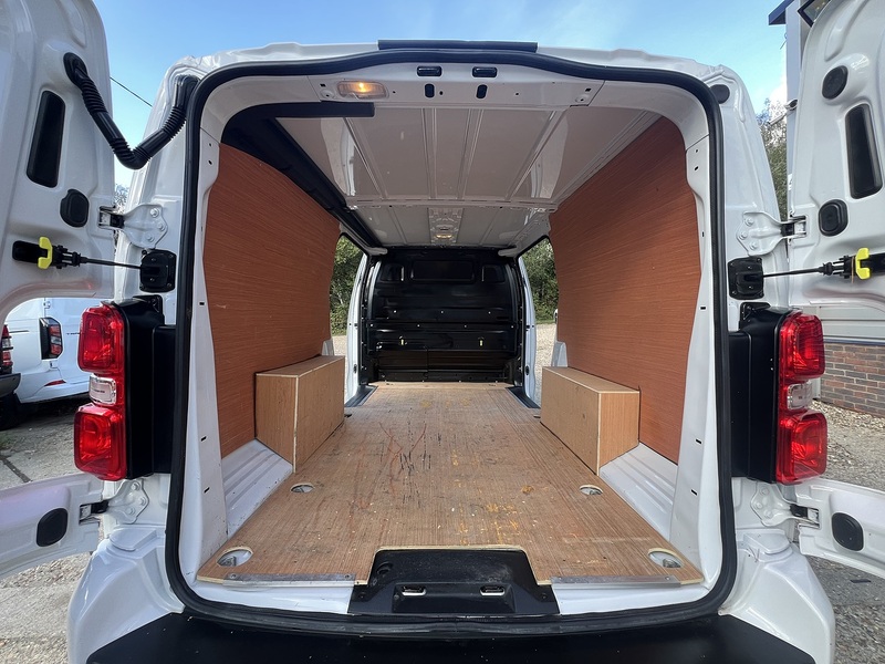 Peugeot Expert BlueHDi 1000 Asphalt Premium + - U908