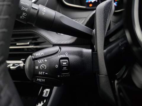 Peugeot 208 PureTech Allure - U976