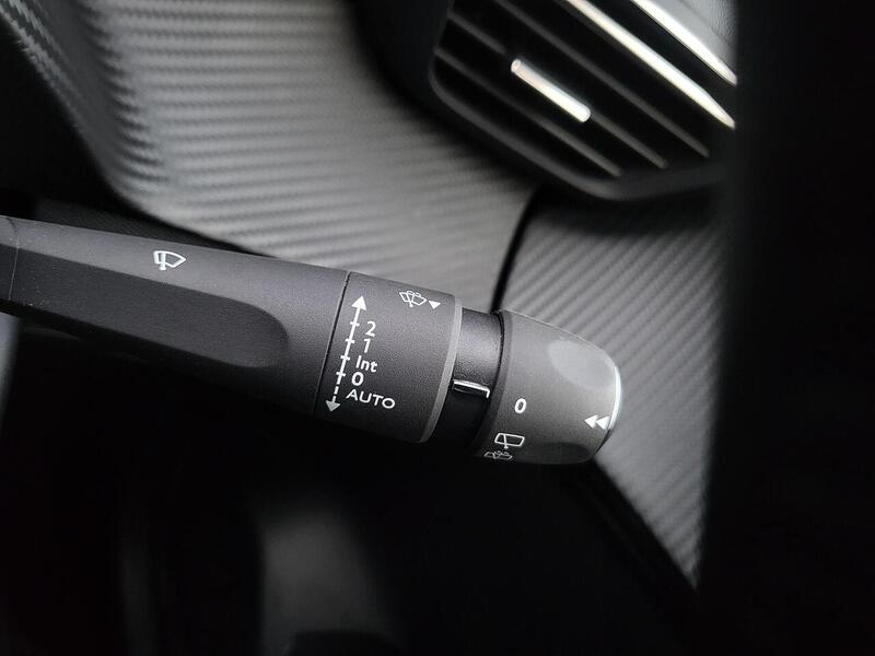 Peugeot 208 PureTech Allure - U976