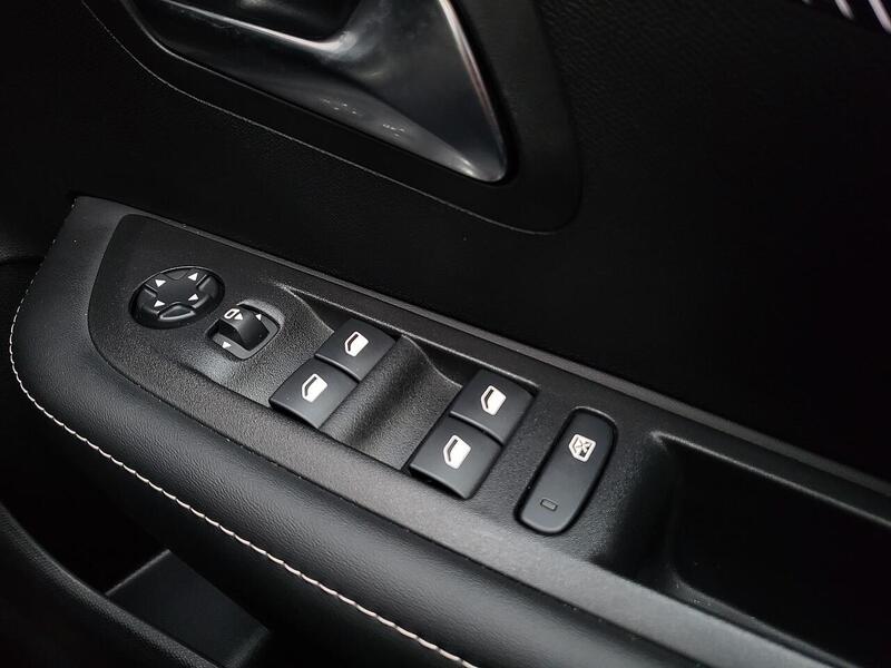 Peugeot 208 PureTech Allure - U976