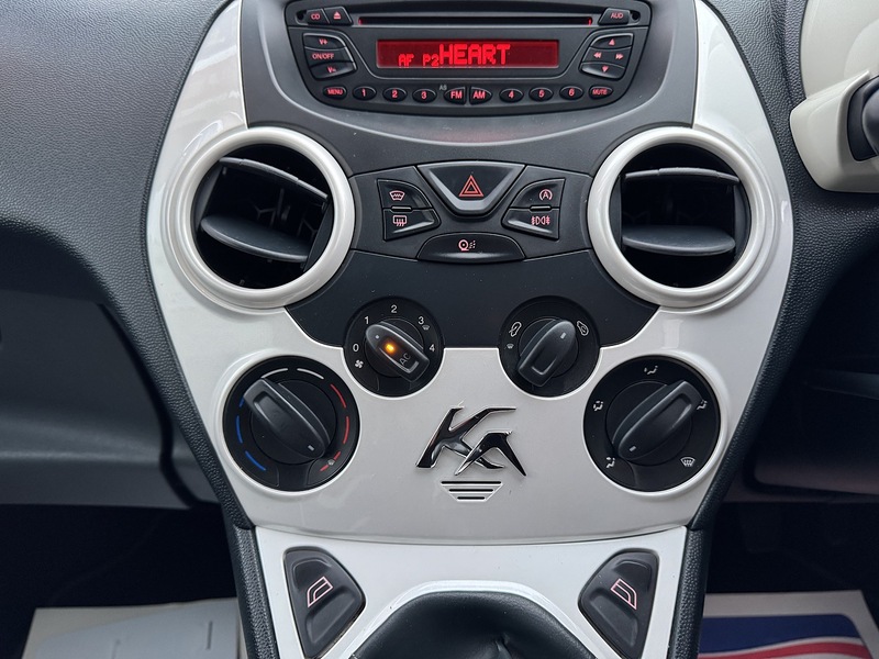 Ford 1.2 Zetec Black Edition Hatchback 3dr Petrol Manual Euro 6 (s/s) (69 ps)