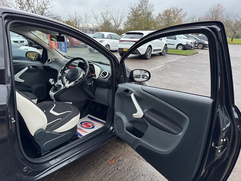 Ford 1.2 Zetec Black Edition Hatchback 3dr Petrol Manual Euro 6 (s/s) (69 ps)