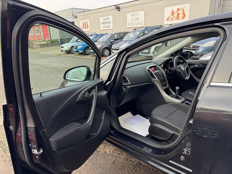 Vauxhall 1.7 CDTi ecoFLEX Excite Hatchback 5dr Diesel Manual Euro 5 (110 ps)