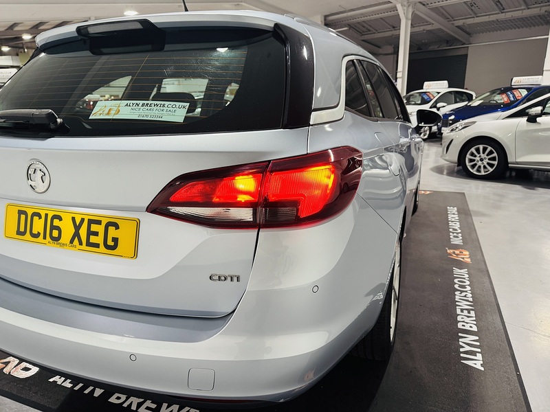 Vauxhall 1.6 CDTi BlueInjection SRi Sports Tourer 5dr Diesel Manual Euro 6 (s/s) (136 ps)
