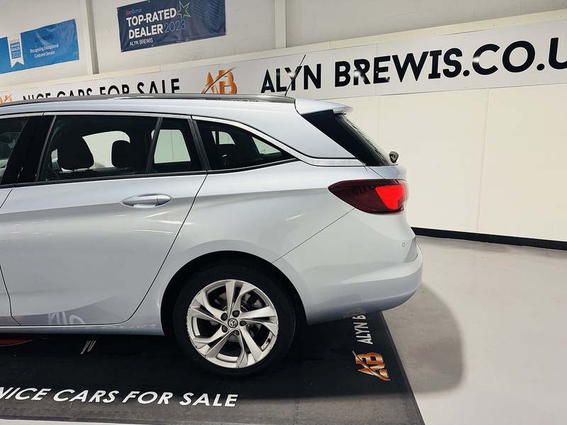 Vauxhall 1.6 CDTi BlueInjection SRi Sports Tourer 5dr Diesel Manual Euro 6 (s/s) (136 ps)