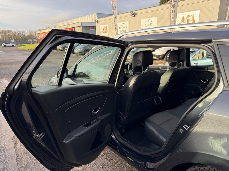 Renault 1.5 dCi Dynamique TomTom Sport Tourer 5dr Diesel EDC Euro 5 (110 ps)