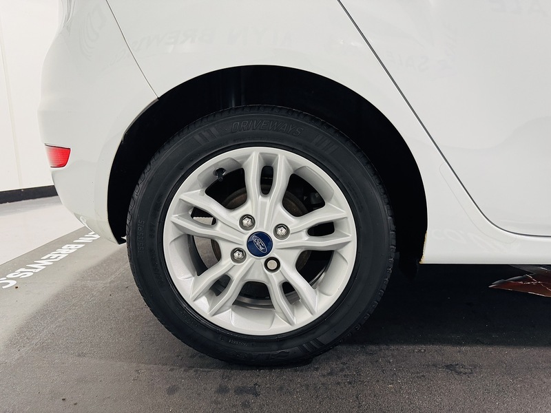 Ford 1.0T EcoBoost Zetec Hatchback 5dr Petrol Manual Euro 6 (s/s) (100 ps)