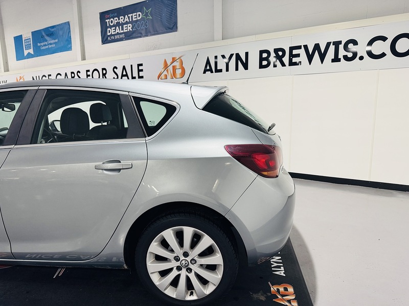 Vauxhall 1.6 16v SE Hatchback 5dr Petrol Manual Euro 5 (115 ps)