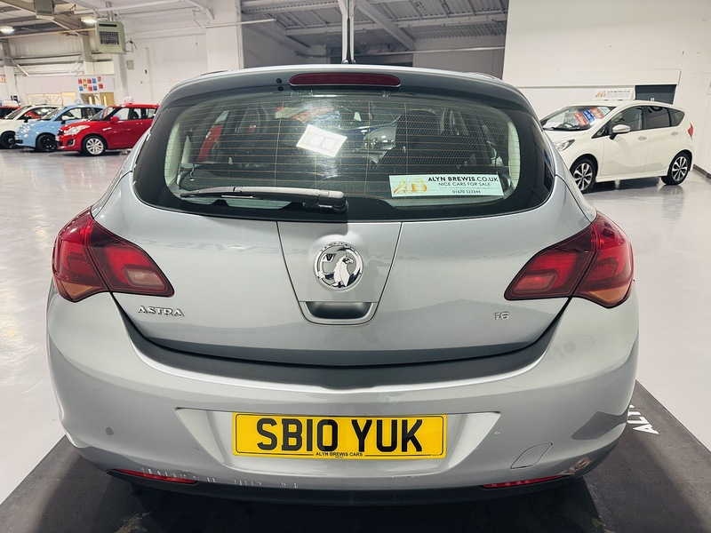 Vauxhall 1.6 16v SE Hatchback 5dr Petrol Manual Euro 5 (115 ps)