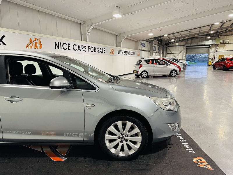 Vauxhall 1.6 16v SE Hatchback 5dr Petrol Manual Euro 5 (115 ps)