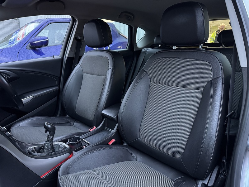 Vauxhall 1.6 16v SE Hatchback 5dr Petrol Manual Euro 5 (115 ps)