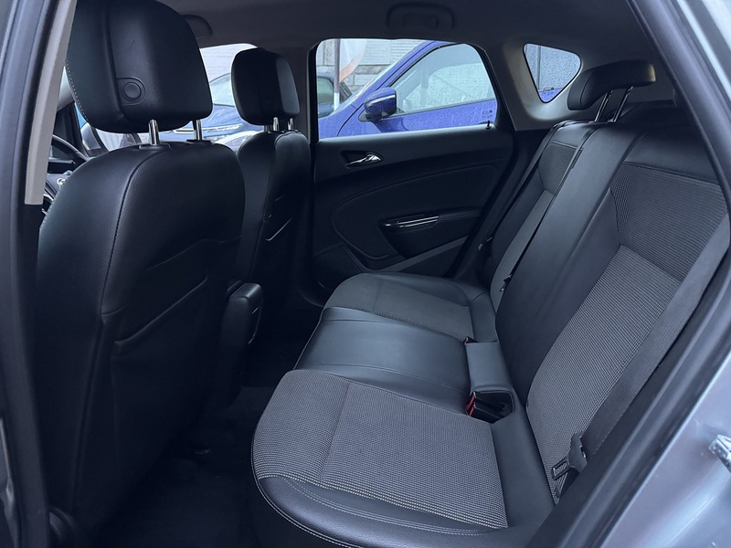 Vauxhall 1.6 16v SE Hatchback 5dr Petrol Manual Euro 5 (115 ps)